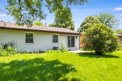 1521 Pebblewood Drive Sycamore IL 60178