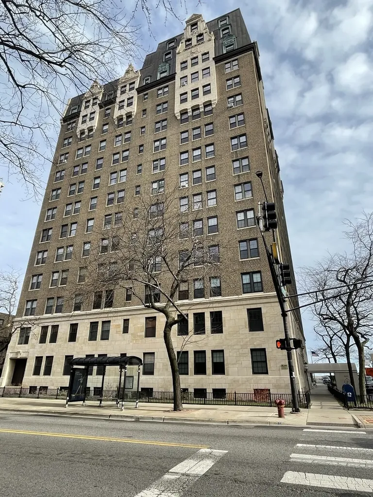 6101 North Sheridan Road Chicago IL 60660