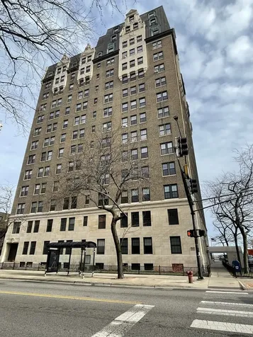 6101 North Sheridan Road Chicago IL 60660