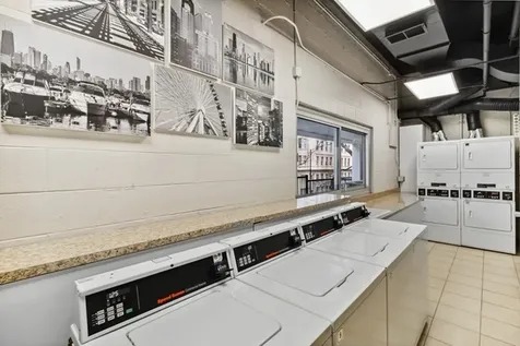71 East Division Street Chicago IL 60610