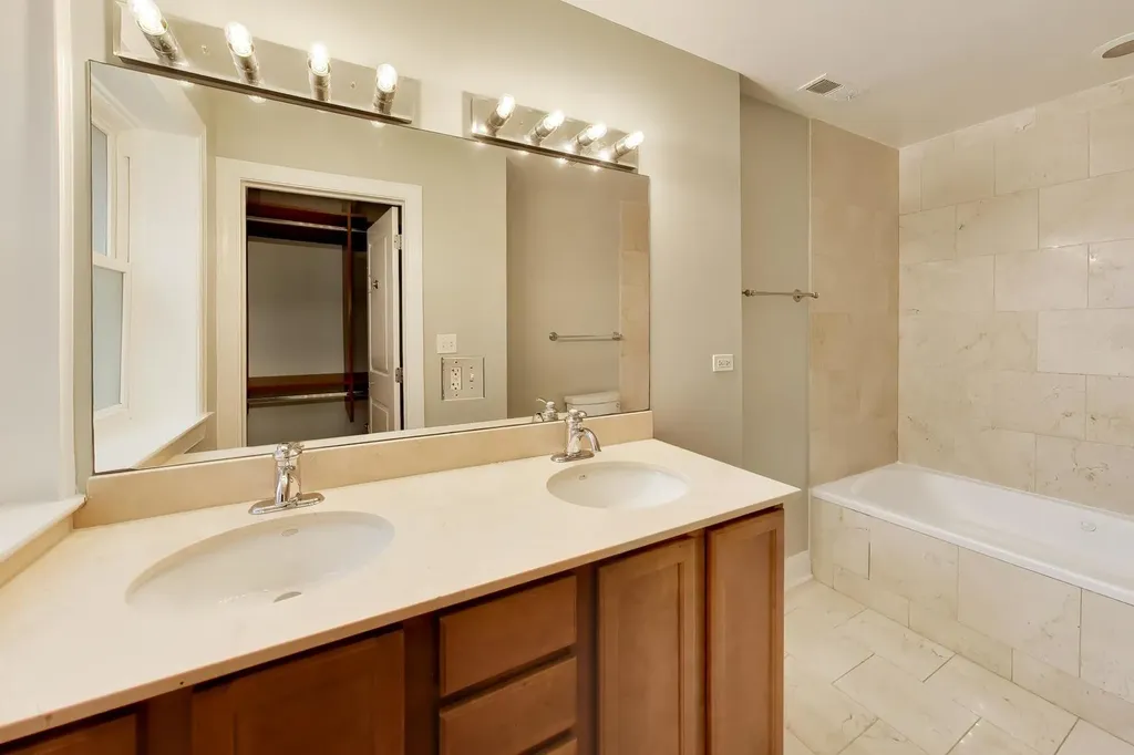 4753 North Beacon Street Chicago IL 60640