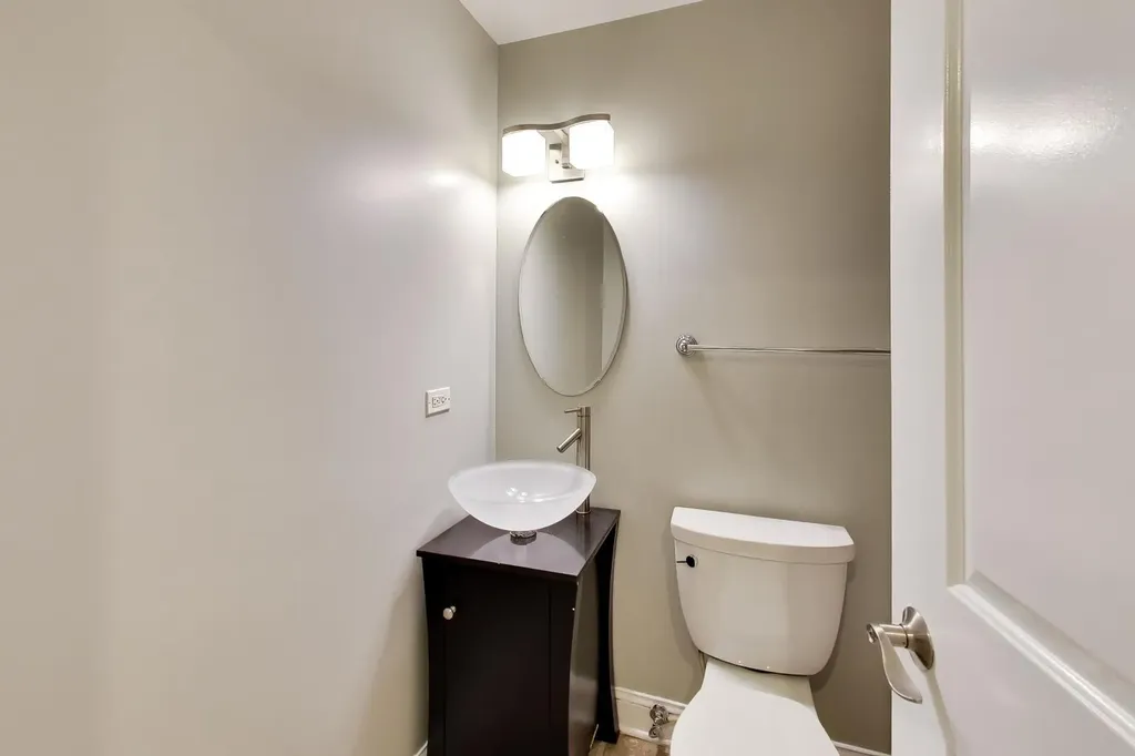 4753 North Beacon Street Chicago IL 60640