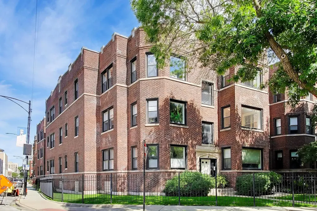 4753 North Beacon Street Chicago IL 60640
