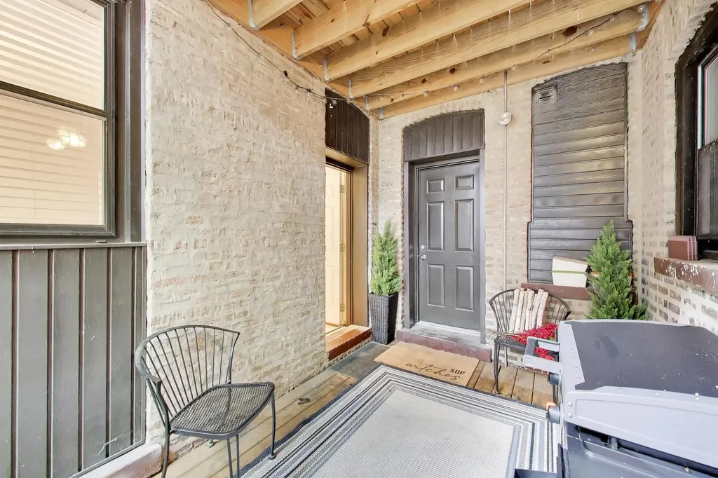 4753 North Beacon Street Chicago IL 60640