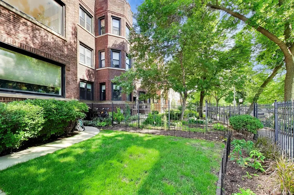 4753 North Beacon Street Chicago IL 60640