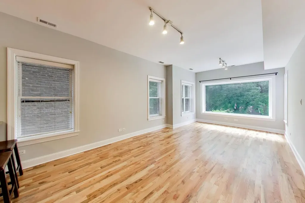 4753 North Beacon Street Chicago IL 60640