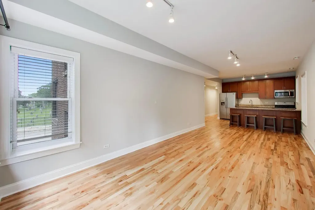 4753 North Beacon Street Chicago IL 60640