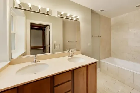 4753 North Beacon Street Chicago IL 60640