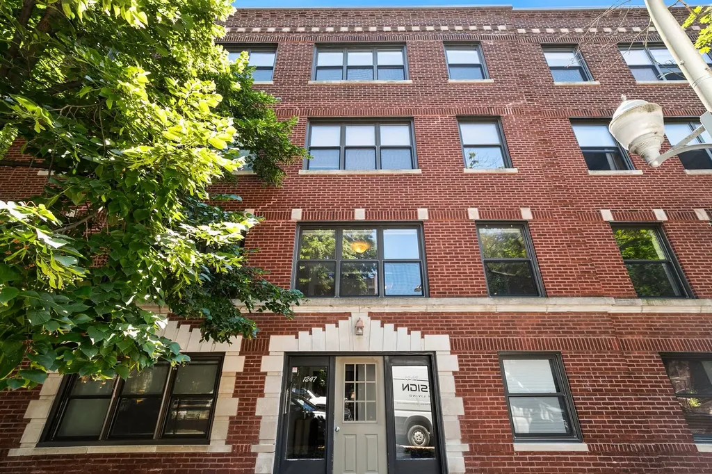 1249 West Roscoe Street Chicago IL 60657