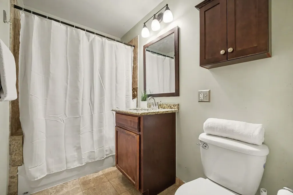 1249 West Roscoe Street Chicago IL 60657