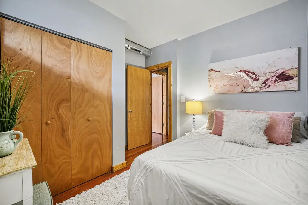 1249 West Roscoe Street Chicago IL 60657
