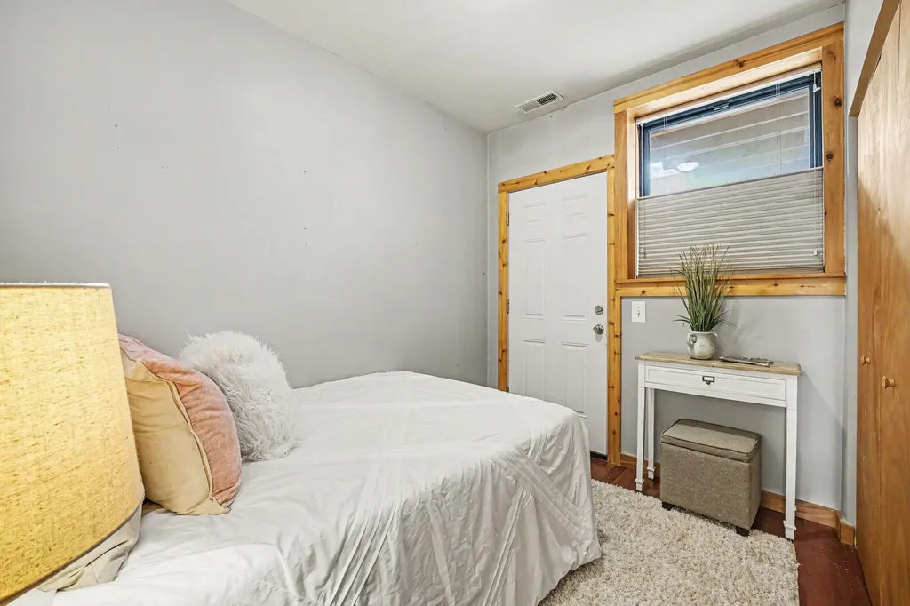 1249 West Roscoe Street Chicago IL 60657