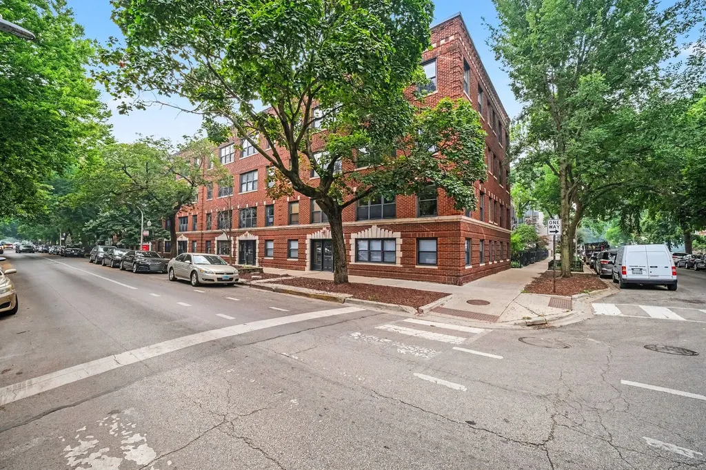 1249 West Roscoe Street Chicago IL 60657