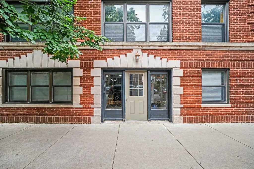 1249 West Roscoe Street Chicago IL 60657