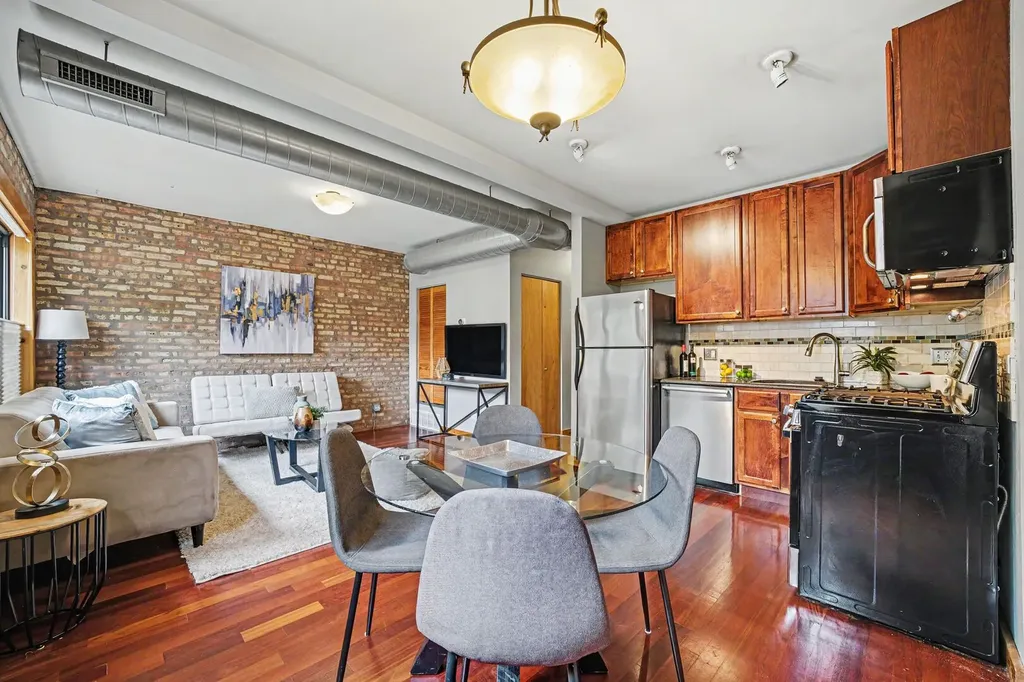 1249 West Roscoe Street Chicago IL 60657