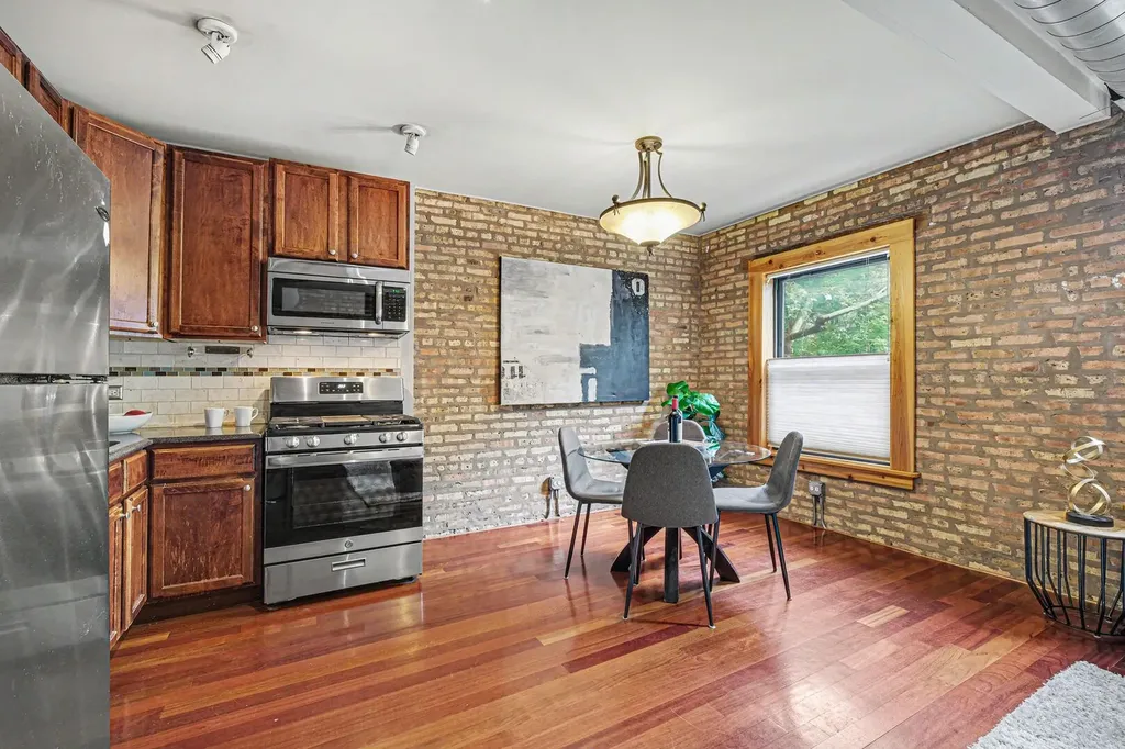 1249 West Roscoe Street Chicago IL 60657