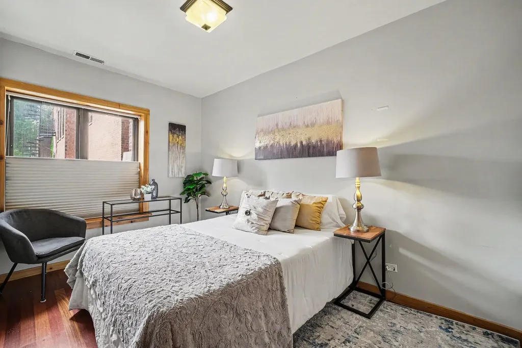1249 West Roscoe Street Chicago IL 60657
