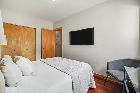 1249 West Roscoe Street Chicago IL 60657