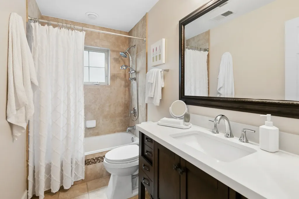 5652 North Lockwood Avenue Chicago IL 60646