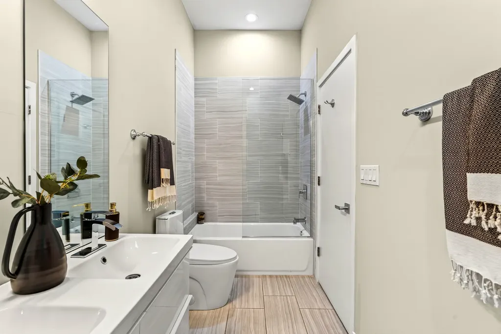 2534 West Haddon Avenue Chicago IL 60622