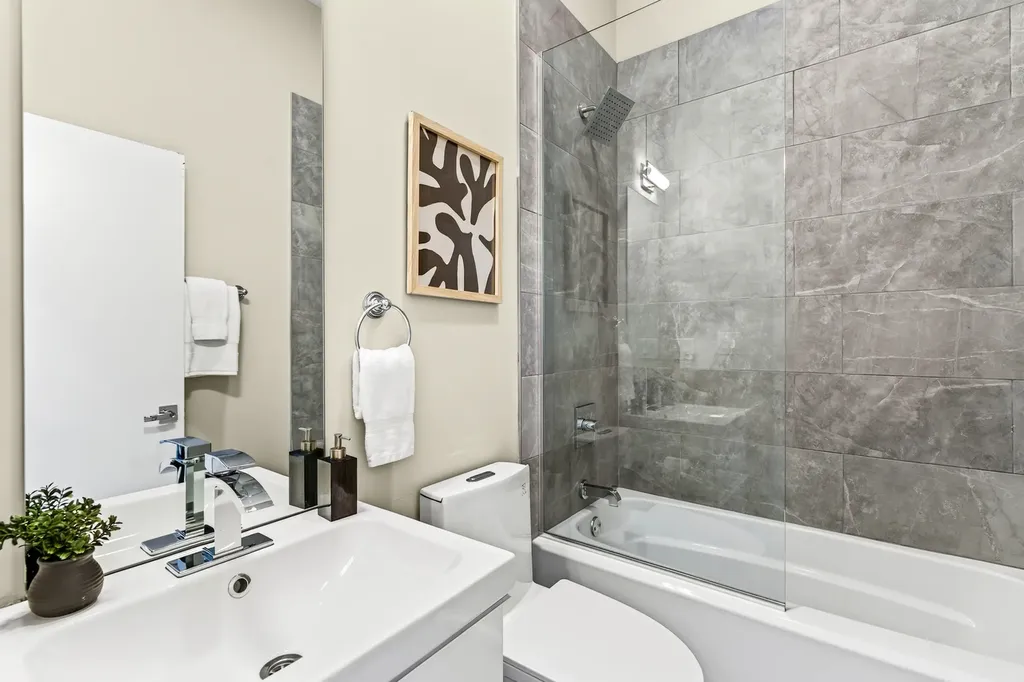 2534 West Haddon Avenue Chicago IL 60622