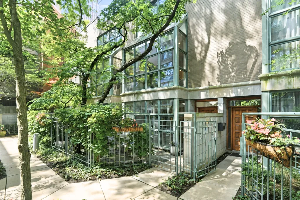 107 West Delaware Place Chicago IL 60610