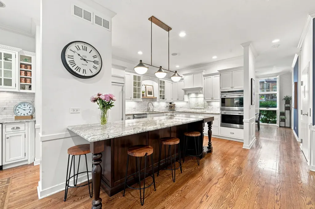 107 West Delaware Place Chicago IL 60610