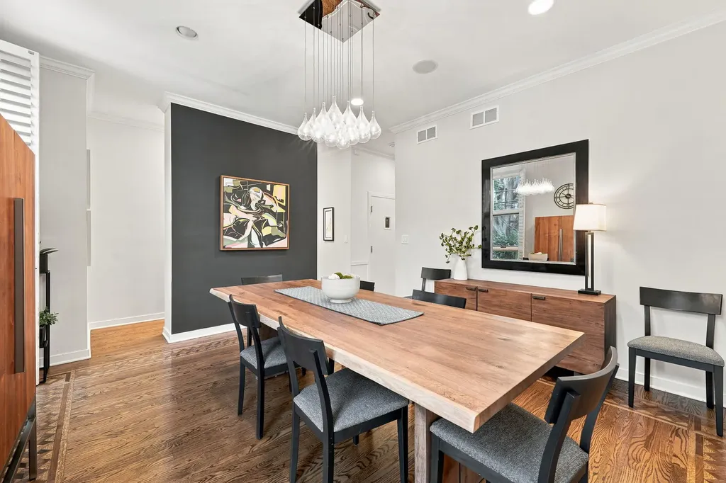 107 West Delaware Place Chicago IL 60610