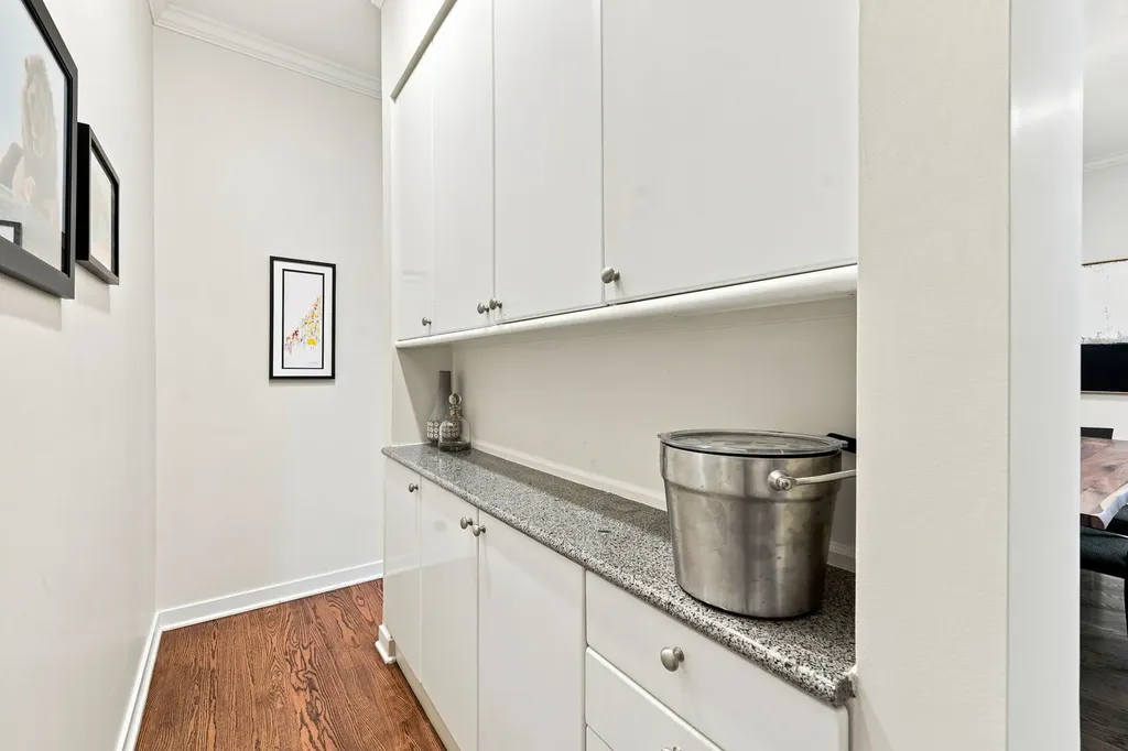 107 West Delaware Place Chicago IL 60610
