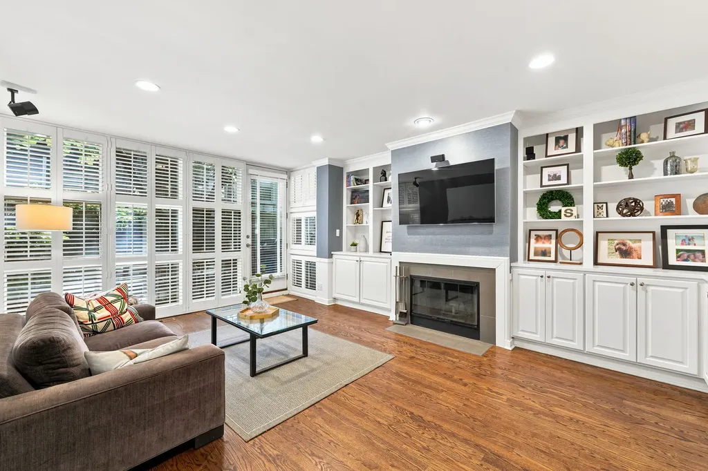 107 West Delaware Place Chicago IL 60610