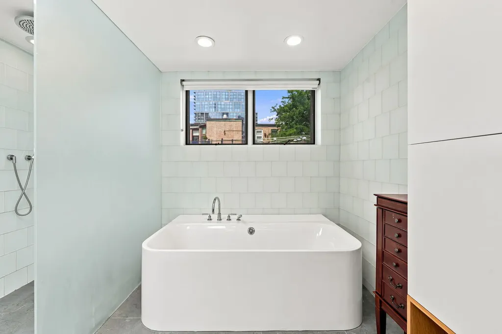 107 West Delaware Place Chicago IL 60610