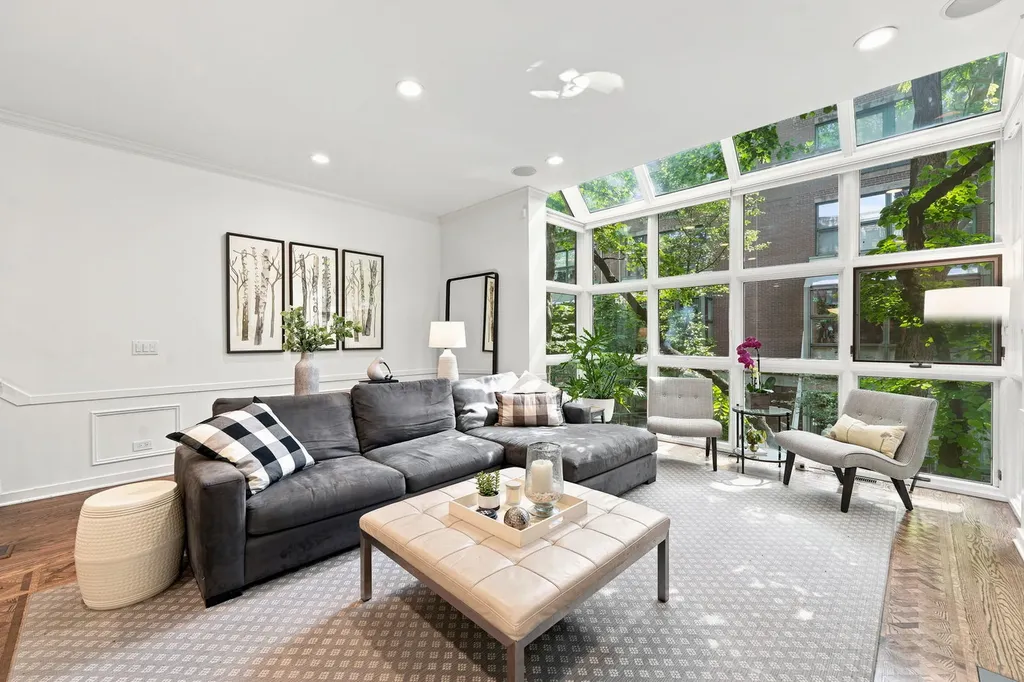 107 West Delaware Place Chicago IL 60610