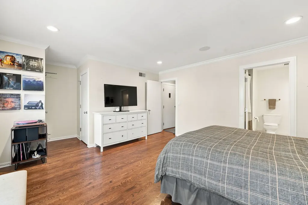 107 West Delaware Place Chicago IL 60610