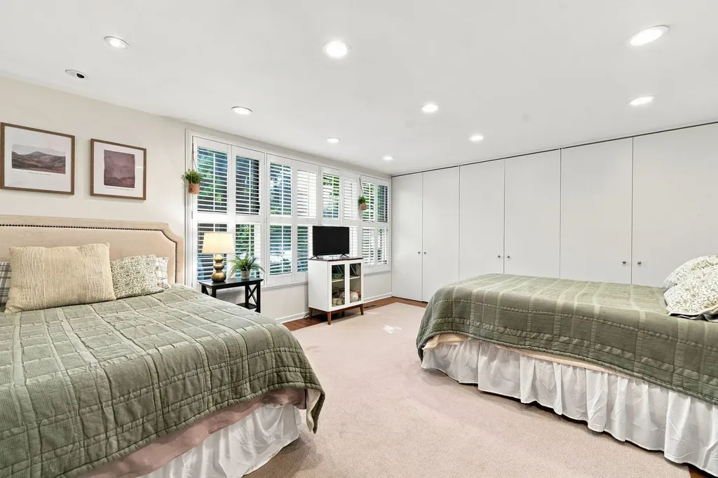 107 West Delaware Place Chicago IL 60610