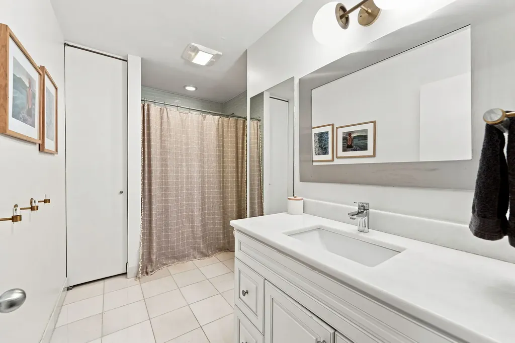 107 West Delaware Place Chicago IL 60610