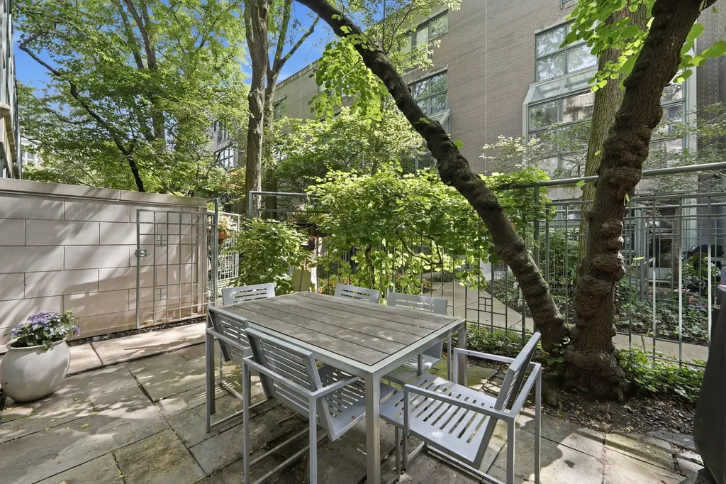 107 West Delaware Place Chicago IL 60610