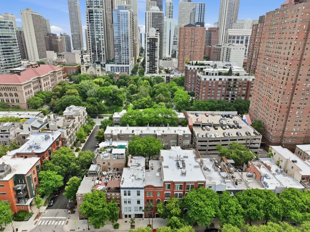107 West Delaware Place Chicago IL 60610
