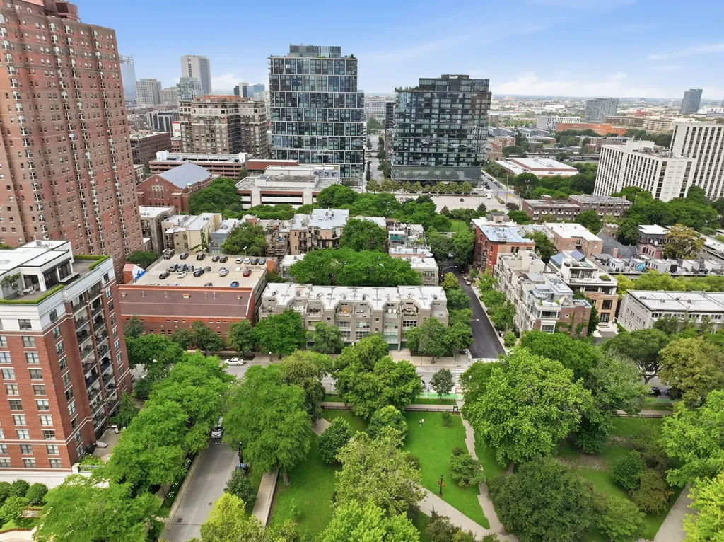 107 West Delaware Place Chicago IL 60610