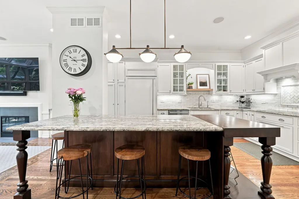 107 West Delaware Place Chicago IL 60610
