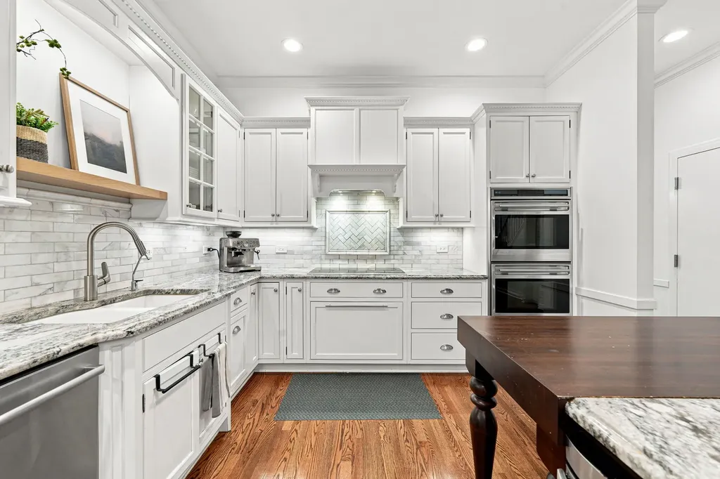 107 West Delaware Place Chicago IL 60610