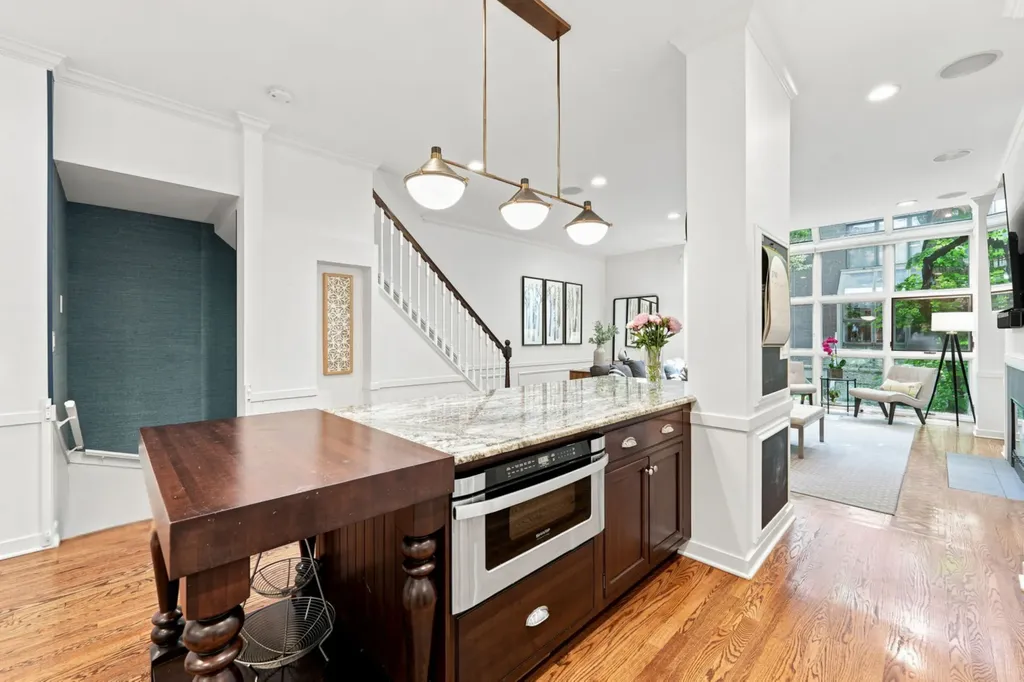 107 West Delaware Place Chicago IL 60610