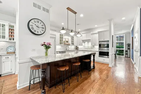 107 West Delaware Place Chicago IL 60610