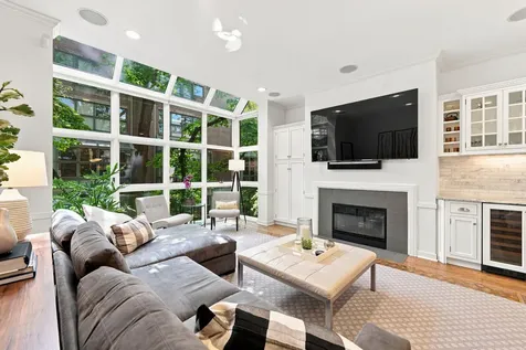 107 West Delaware Place Chicago IL 60610