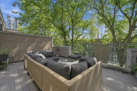 107 West Delaware Place Chicago IL 60610