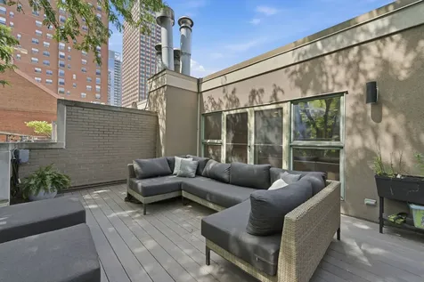 107 West Delaware Place Chicago IL 60610