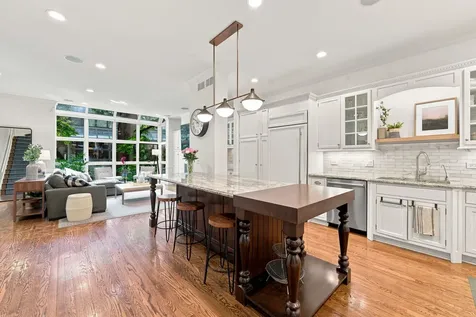 107 West Delaware Place Chicago IL 60610