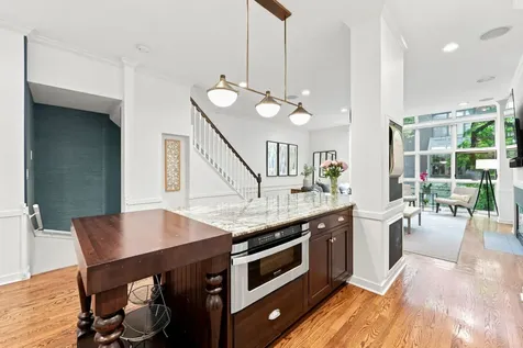107 West Delaware Place Chicago IL 60610