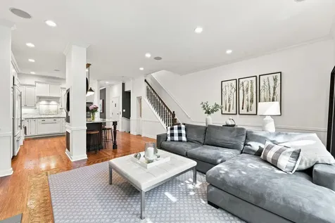 107 West Delaware Place Chicago IL 60610