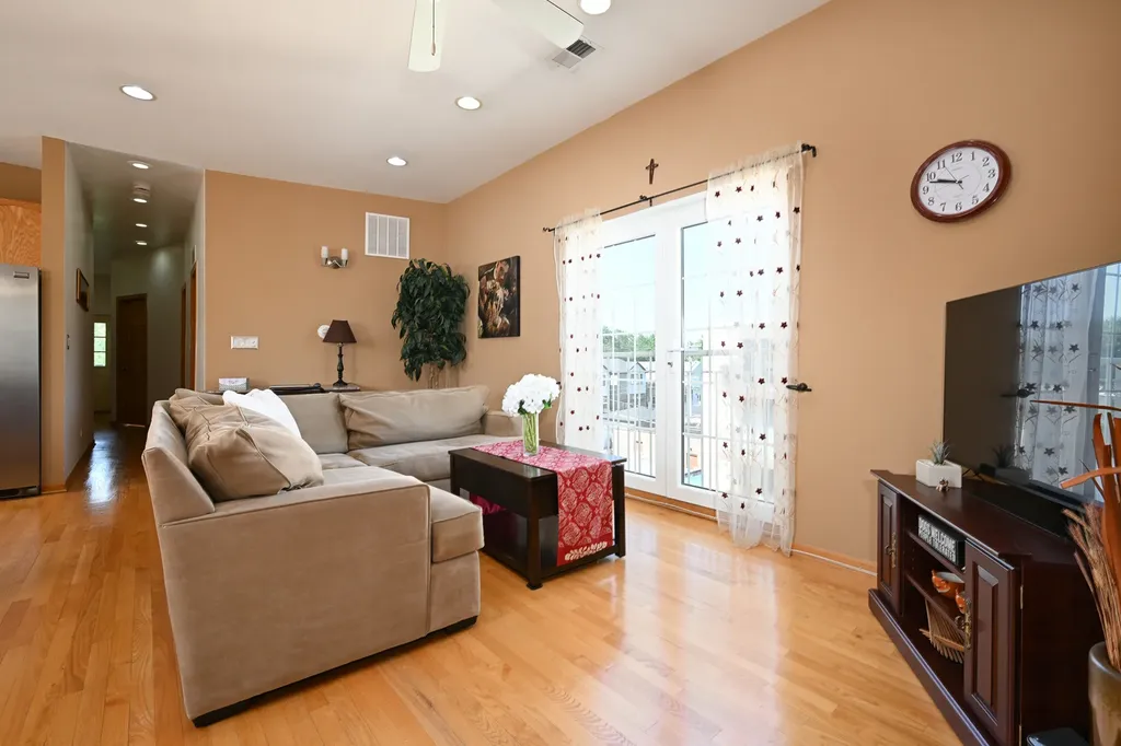 2539 West Foster Avenue Chicago IL 60625
