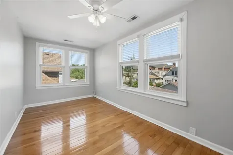 4928 West Eddy Street Chicago IL 60641